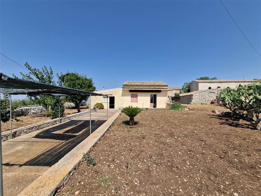 RAGUSA, VILLETTA INDIPENDENTE CON FABBRICATI RURALI – ZONA POGGIO DEL SOLE